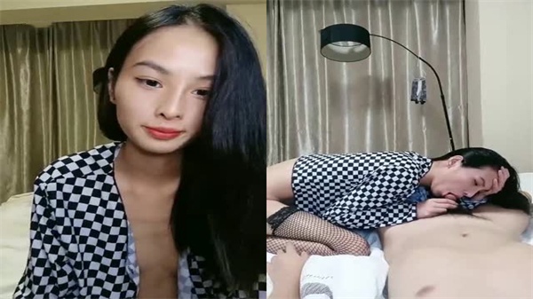 网袜苗窕贫乳小姐姐口交挑逗狼友上位坐骑操