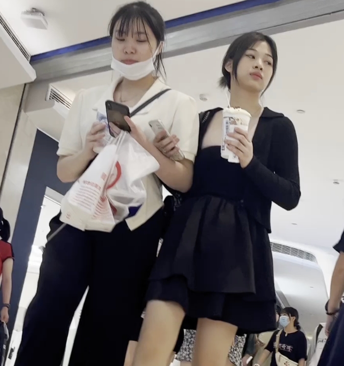 高清偷拍抄底姐妹花